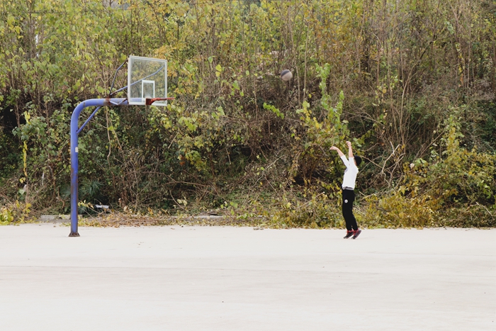 篮球的抛物线,是一个人在篮球场的掌声  余海花摄